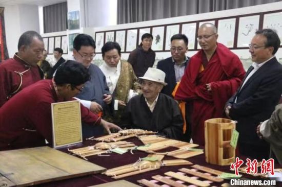 图为青海省藏医药专家指导实践。（资料图・图文无关）　青海省藏医院 供图