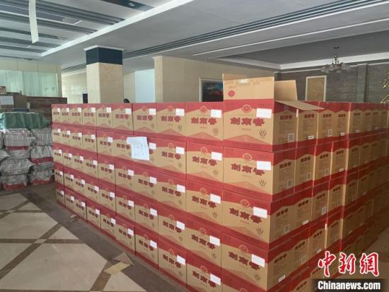 资料图为警方查获的假冒品牌白酒。　青海省人民检察院供图