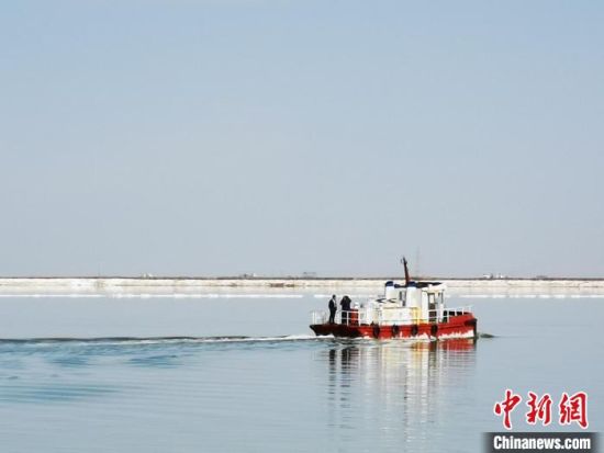 图为海西州察尔汗盐湖采盐船正在作业。（资料图）　格尔木市委宣传部 供图