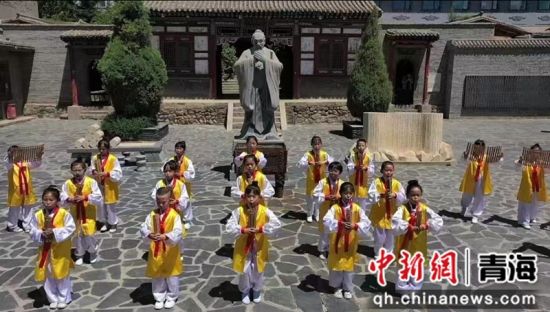 图为城关一小学生在孔庙举行国学吟诵活动。 湟源县教育局供图