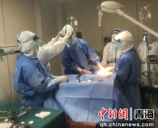 图为手术现场。西宁市第一人民医院供图
