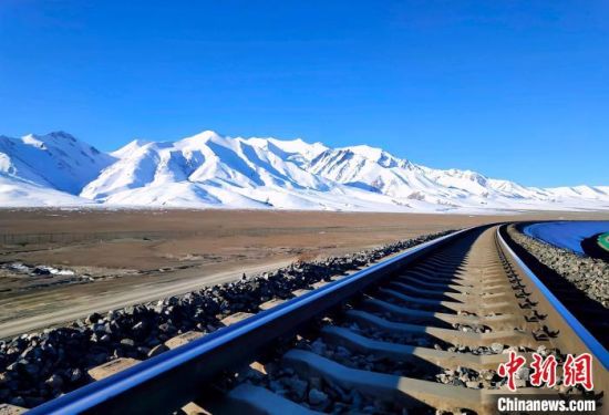 图为冬季的青藏铁路唐古拉区段。　周悦翔　摄