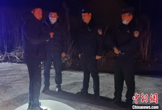 图为民警组织搜寻。　青海省公安厅供图