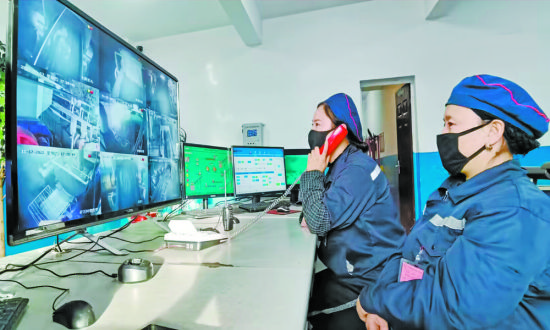 工作人员在集控室通过电脑控制选矸。 青海能源集团提供