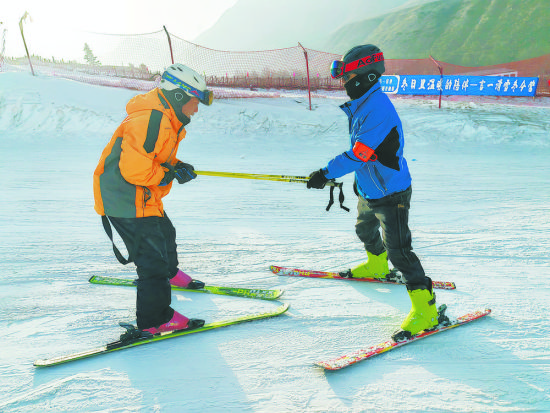 滑雪场教练指导游客滑雪。摄影：于瑞荣