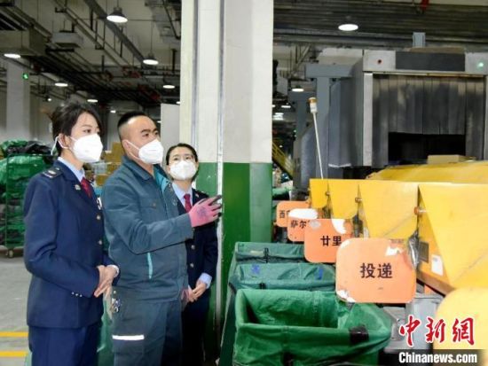 图为税务干部深入企业了解情况。(资料图) 杜亚萍 摄 图为税务干部深入企业了解情况。(资料图) 杜亚萍 摄