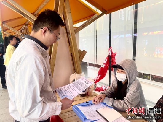 图为求职者查看招聘简章。祁绣娟 摄 图为求职者查看招聘简章。祁绣娟 摄