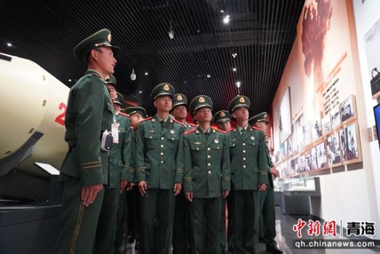 图为武警青海总队海北支队组织官兵参观海北州原子城纪念馆。 于金剑摄 图为武警青海总队海北支队组织官兵参观海北州原子城纪念馆。 于金剑摄