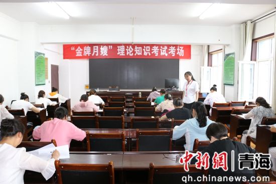 图为理论知识考试现场。马敏 摄 图为理论知识考试现场。马敏 摄