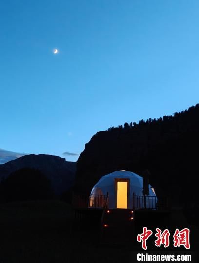 图为摄影师拍摄的昂赛大峡谷星空营地夜景。侯学帅 摄 图为摄影师拍摄的昂赛大峡谷星空营地夜景。侯学帅 摄