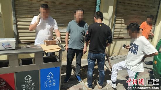 图为犯罪嫌疑人被捕现场。西宁警方供图。 图为犯罪嫌疑人被捕现场。西宁警方供图。