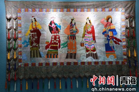 图为展厅内的贵南藏绣作品。 潘雨洁摄 图为展厅内的贵南藏绣作品。 潘雨洁摄