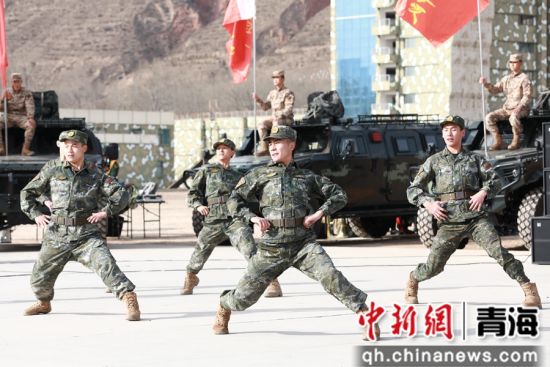 图为新兵表演蒙古族舞蹈《欢腾》。 朱晓珂摄