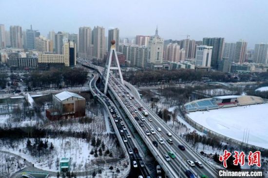 图为15日,西宁市出现降雪天气。 马铭言 摄 图为15日,西宁市出现降雪天气。 马铭言 摄