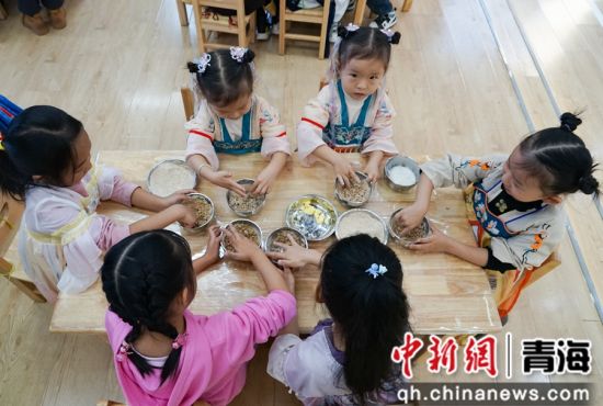 图为小朋友学习制作糌粑。 马铭言 摄 图为小朋友学习制作糌粑。 马铭言 摄