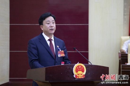 图为玛沁县县长靳才代表县人民政府向大会作工作报告。卓玛吉摄 图为玛沁县县长靳才代表县人民政府向大会作工作报告。卓玛吉摄