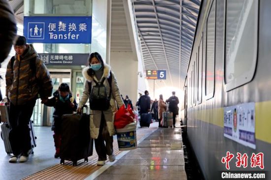 资料图为2024年春运期间，青海省西宁火车站站台，旅客准备乘车。祁增蓓 摄