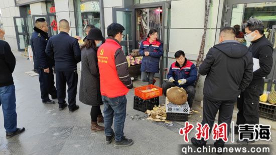 图为检查组在商铺检查。海晏县委宣传部供图 图为检查组在商铺检查。海晏县委宣传部供图