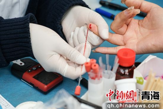 图为青海省血液中心工作人员正在为献血者进行献血前的检查。 马铭言摄