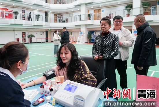 图为青海移动西宁分公司职工进行献血前的血压测量。 马铭言摄