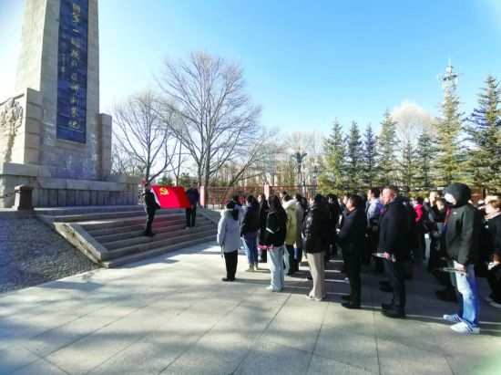 学员中的党员在纪念碑前重温入党誓词。郑思哲 摄