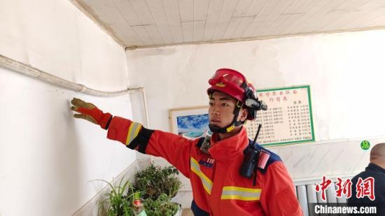 图为消防救援人员正在巡查。　　青海消防供图