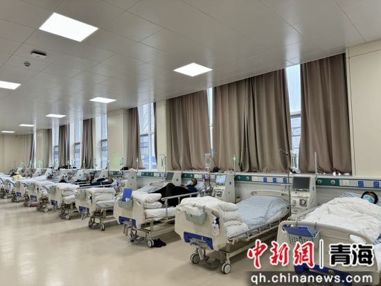 图为西宁市第一人民医院北川院区内，患者正在进行治疗。陈宗淇摄
