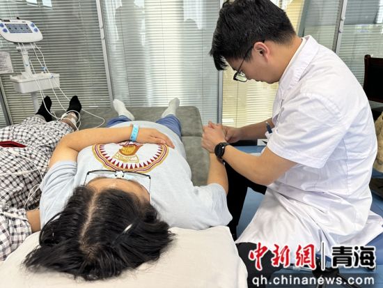 图为西宁市第一人民医院北川院区内，患者正在进行治疗。陈宗淇摄