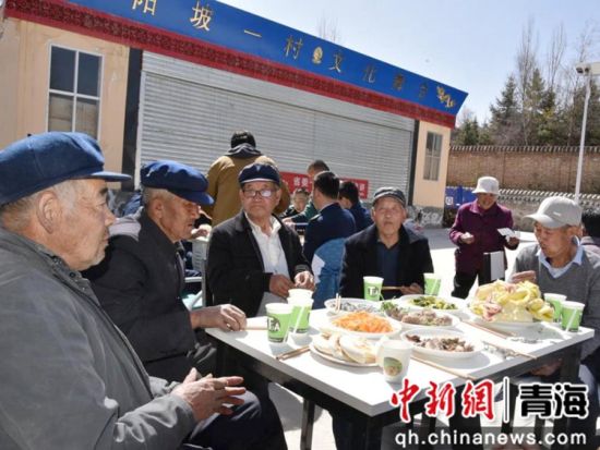 图为邀请阳坡一村老人在幸福食堂共进午餐。蒲丹 摄