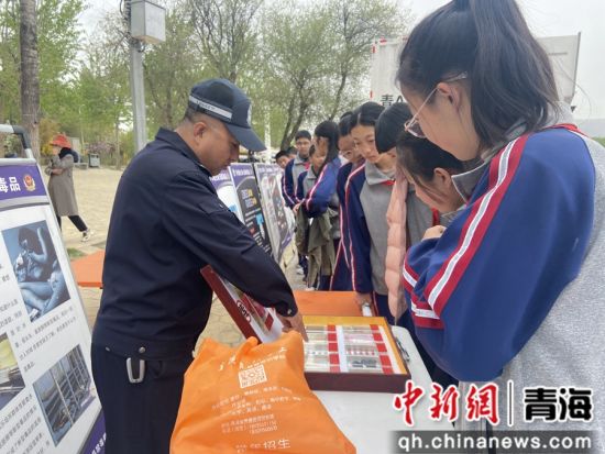 图为工作人员宣传禁毒知识。贵德县禁毒办供图 图为工作人员宣传禁毒知识。贵德县禁毒办供图