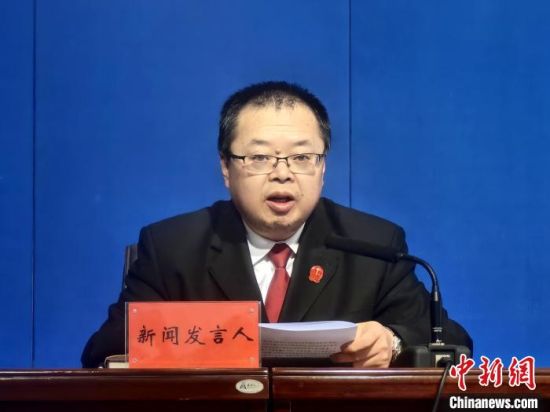 图为青海省高级人民法院审委会专职委员齐卫军介绍2023年青海省法院知识产权司法保护状况。祁增蓓摄 图为青海省高级人民法院审委会专职委员齐卫军介绍2023年青海省法院知识产权司法保护状况。祁增蓓摄