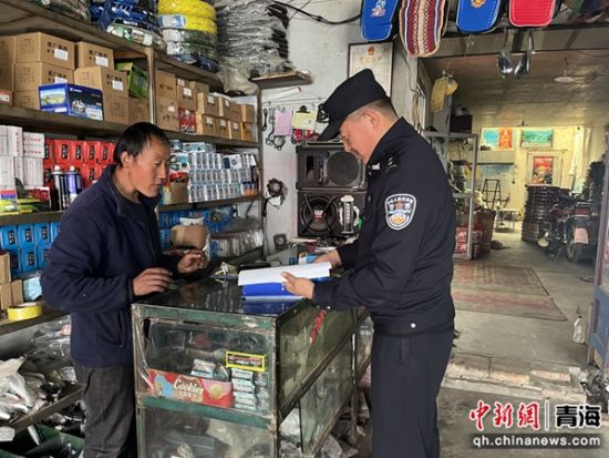 图为民警开展虫草采挖季前期法治宣传及矛盾纠纷摸排工作。兴宣供图 图为民警开展虫草采挖季前期法治宣传及矛盾纠纷摸排工作。兴宣供图