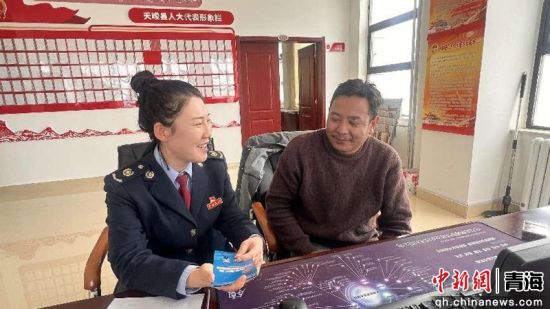 天峻县税务干部倾听人大办公室工作人员意见建议。严慧雯 摄 天峻县税务干部倾听人大办公室工作人员意见建议。严慧雯 摄
