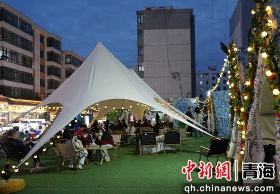 资料图为西宁某夜市一角。马铭言摄