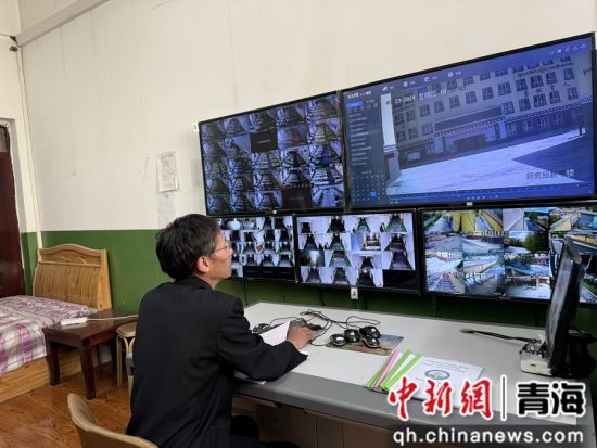 图为同德县第二民族中学校长俄项查看校园监控设施运行情况。祁绣娟 摄 图为同德县第二民族中学校长俄项查看校园监控设施运行情况。祁绣娟 摄