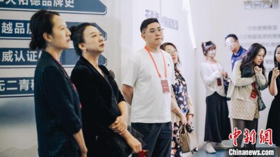 图为媒体从业者参观天佑德青稞酒公司。郭建伟 供图 图为媒体从业者参观天佑德青稞酒公司。郭建伟 供图