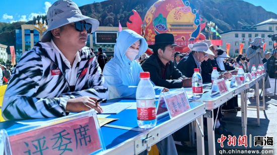 图为红歌比赛评委认真聆听。李隽 摄 图为红歌比赛评委认真聆听。李隽 摄