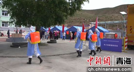 图为对群众安置区开展消杀工作。共和融媒供图 图为对群众安置区开展消杀工作。共和融媒供图