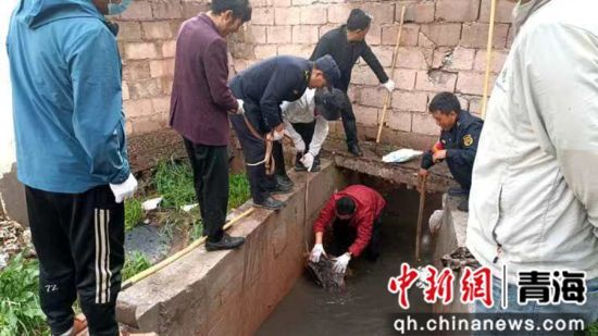 图为囊谦县相关部门清理堆积杂物现场。囊谦县委宣传部供图 图为囊谦县相关部门清理堆积杂物现场。囊谦县委宣传部供图