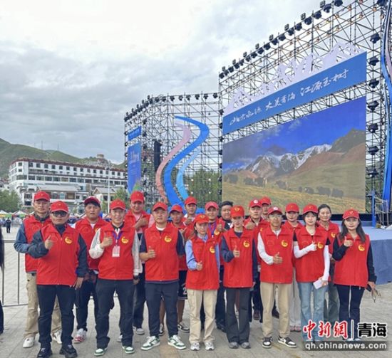 图为志愿者合影。共青团玉树州委供图 图为志愿者合影。共青团玉树州委供图