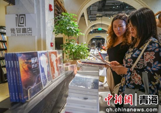 图为民众阅读“两弹一星”相关图书。 马铭言摄 图为民众阅读“两弹一星”相关图书。 马铭言摄