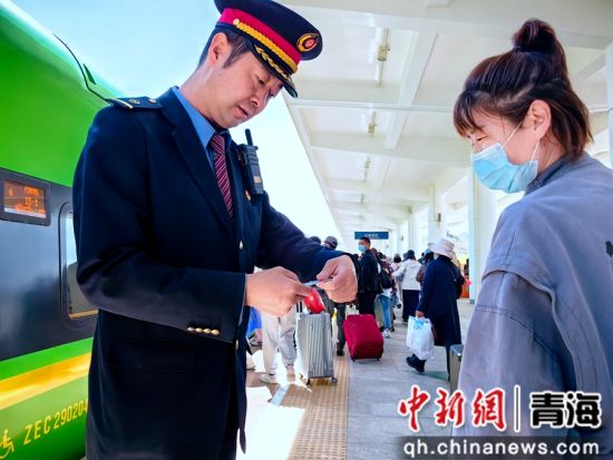 图为车站工作人员正在为旅客服务。青藏集团公司供图 图为车站工作人员正在为旅客服务。青藏集团公司供图