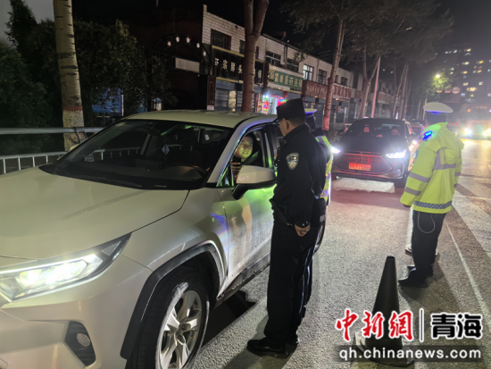 图为开展“毒驾”“酒驾”专项整治行动。湟源县禁毒办供图 图为开展“毒驾”“酒驾”专项整治行动。湟源县禁毒办供图