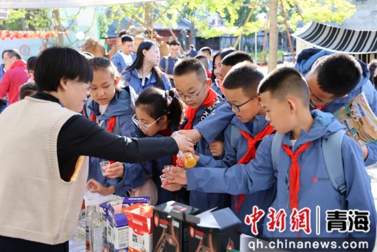 图为青海优秀文化体验项目期间前来参观的市民和游客。卓娅摄 图为青海优秀文化体验项目期间前来参观的市民和游客。卓娅摄