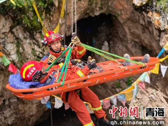 图为加华多杰在消防救援演练中。青海省消防救援总队供图 图为加华多杰在消防救援演练中。青海省消防救援总队供图
