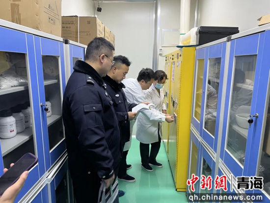 图为开展易制毒化学品检查工作。西宁市禁毒办供图 图为开展易制毒化学品检查工作。西宁市禁毒办供图