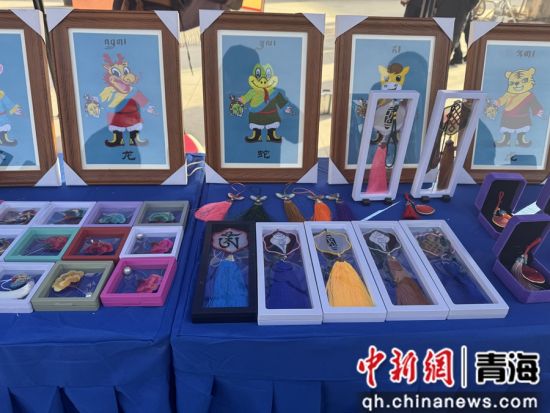 图为民族工艺品。共和融媒供图 图为民族工艺品。共和融媒供图