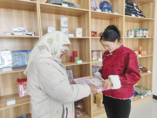 村民在积分超市兑换物品。 村民在积分超市兑换物品。