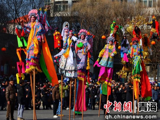 图为西宁市城东区社火展演现场。城东区文旅局供图 图为西宁市城东区社火展演现场。城东区文旅局供图