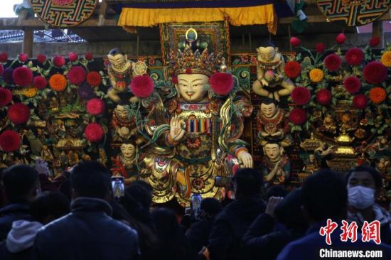 2月12日,青海塔尔寺内供展的酥油花。中新社记者 马铭言 摄 2月12日,青海塔尔寺内供展的酥油花。中新社记者 马铭言 摄